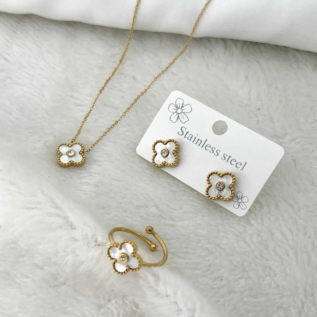 Clover White Pearl Set With Ring